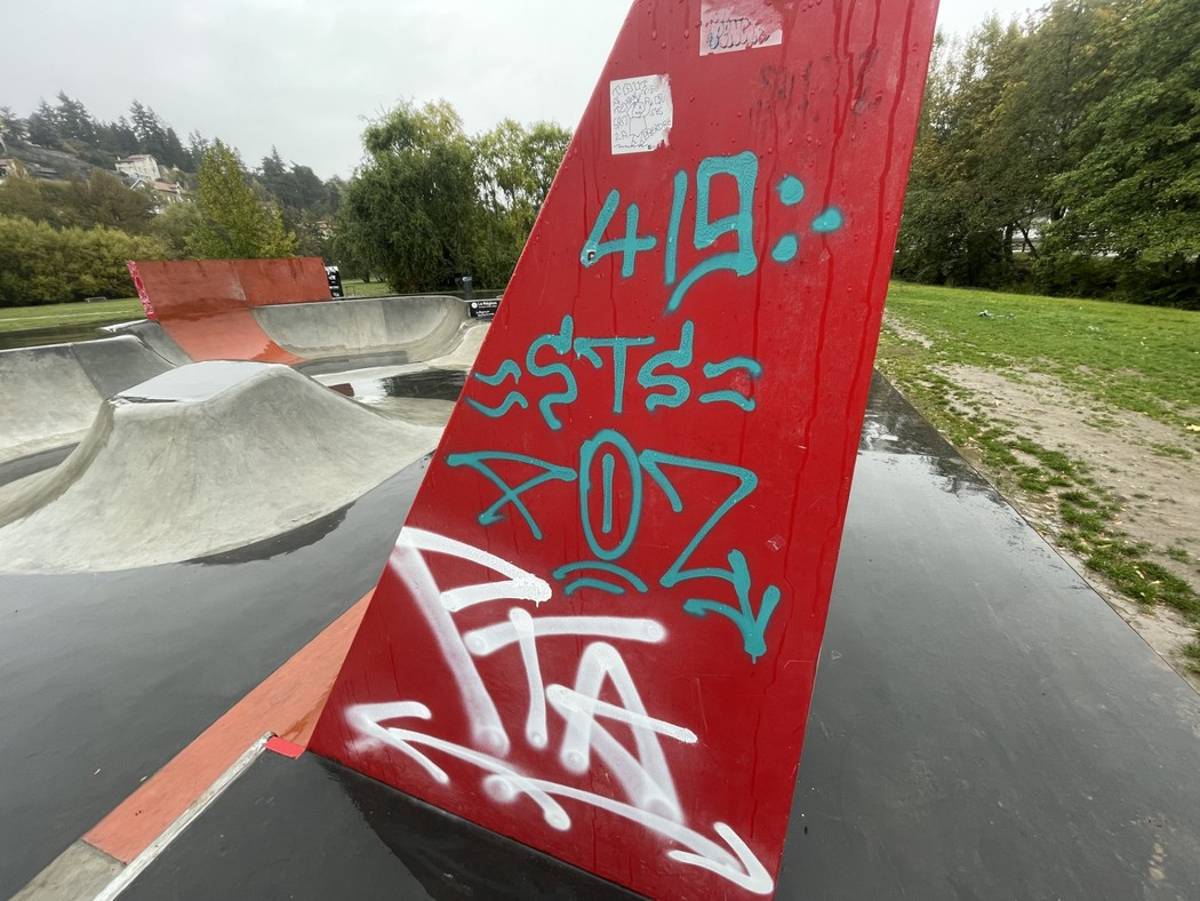 , « C’est complètement inadmissible » : colère et incompréhension après d&rsquo;importantes dégradations au skatepark du Puy