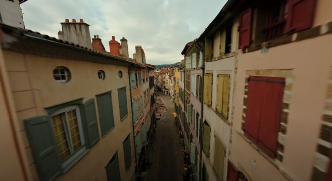 , Cette vidéo complètement folle d&rsquo;un drone FPV dans les rues du Puy-en-Velay