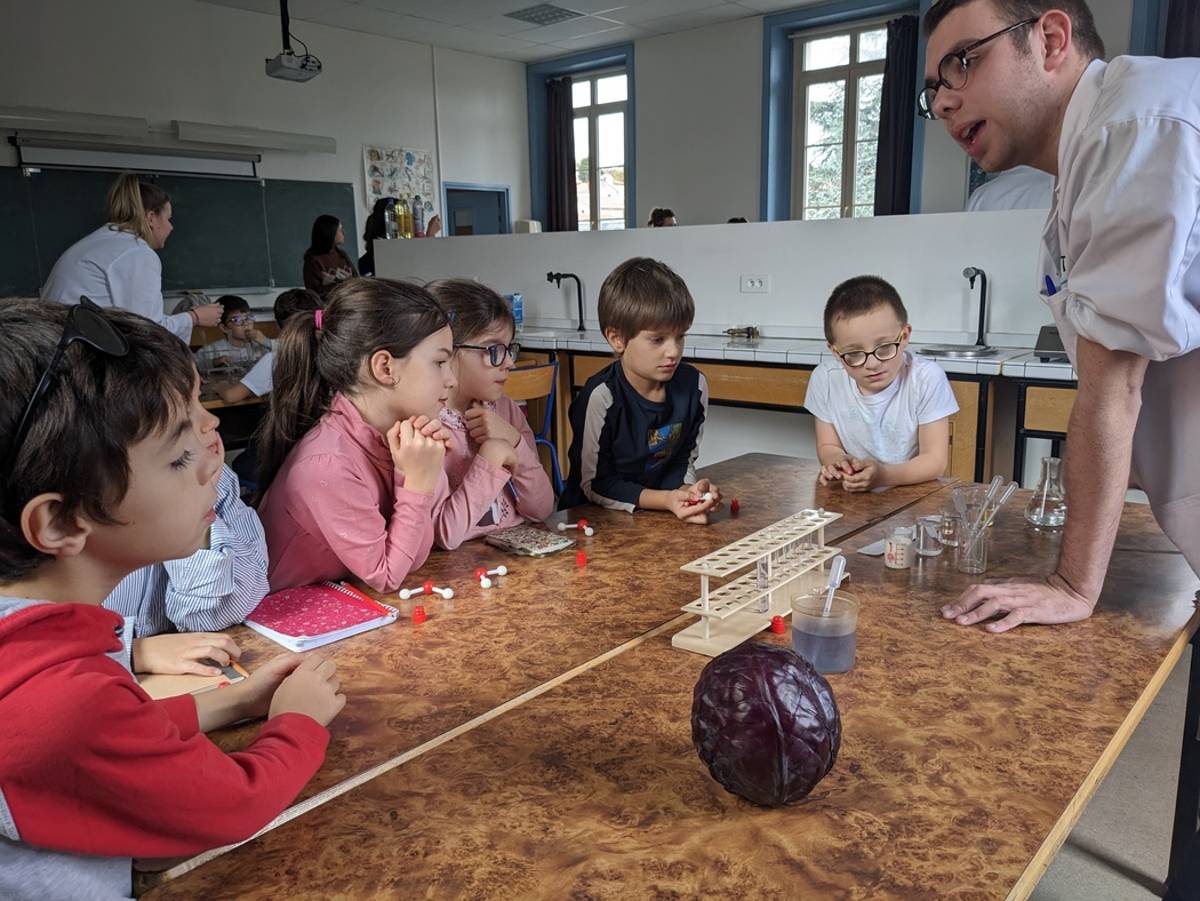 , Des écoliers du Puy-en-Velay découvrent la magie de la chimie