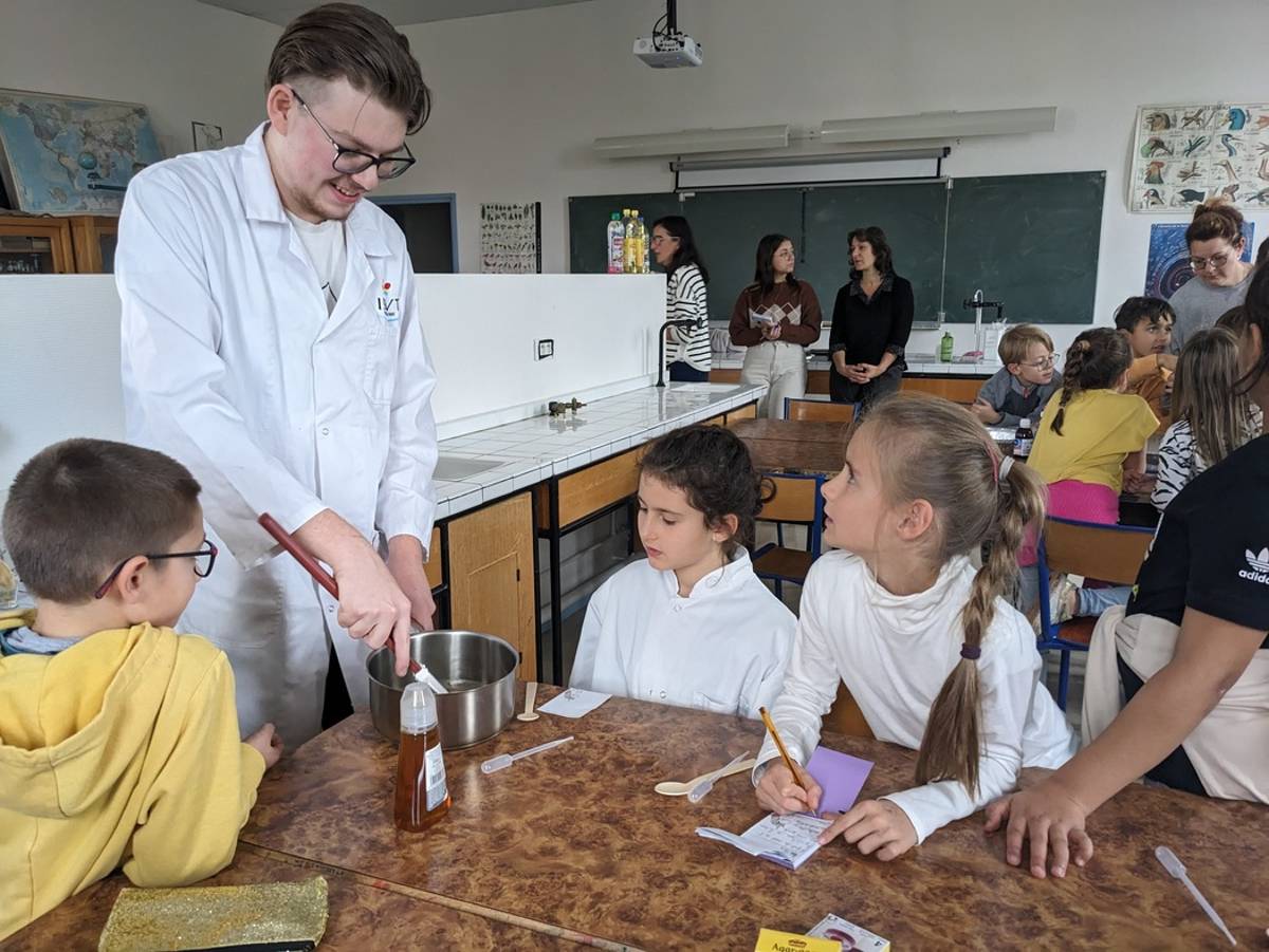, Des écoliers du Puy-en-Velay découvrent la magie de la chimie