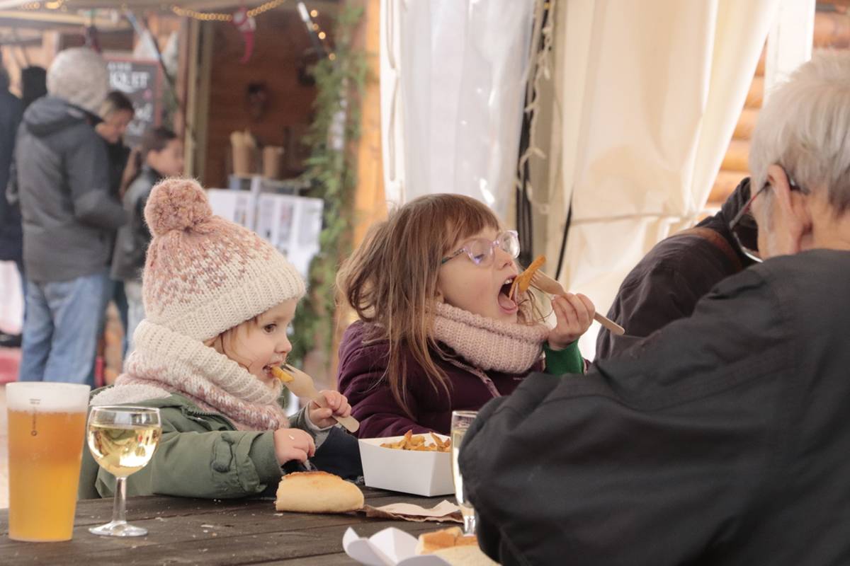 , Fondue, raclette, bretzel ou poutine, le marché de Noël du Puy-en-Velay regorge de spéciliatés culinaires