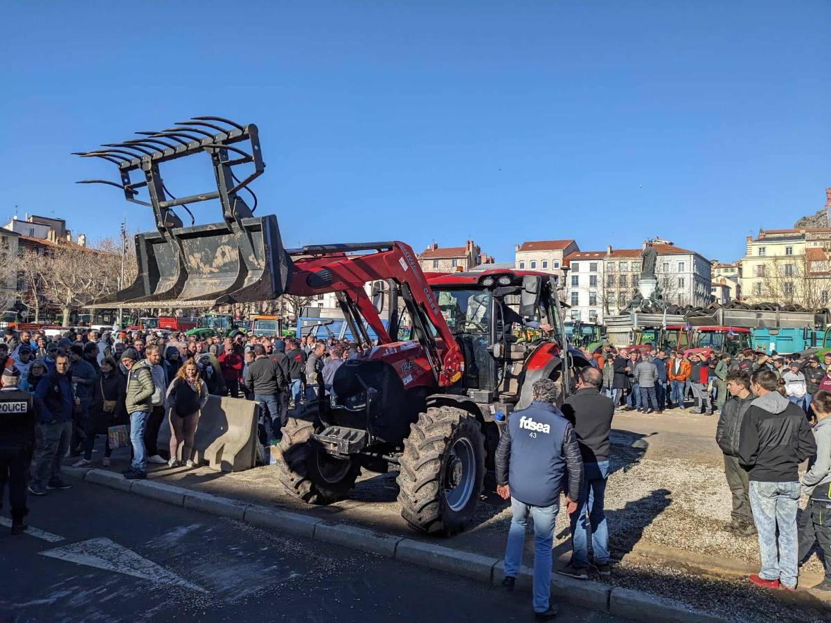 , EN DIRECT &#8211; Colère des agriculteurs : 120 tracteurs, montagne de pneus, RN 88 coupée cet après-midi&#8230; La situation en Haute-Loire