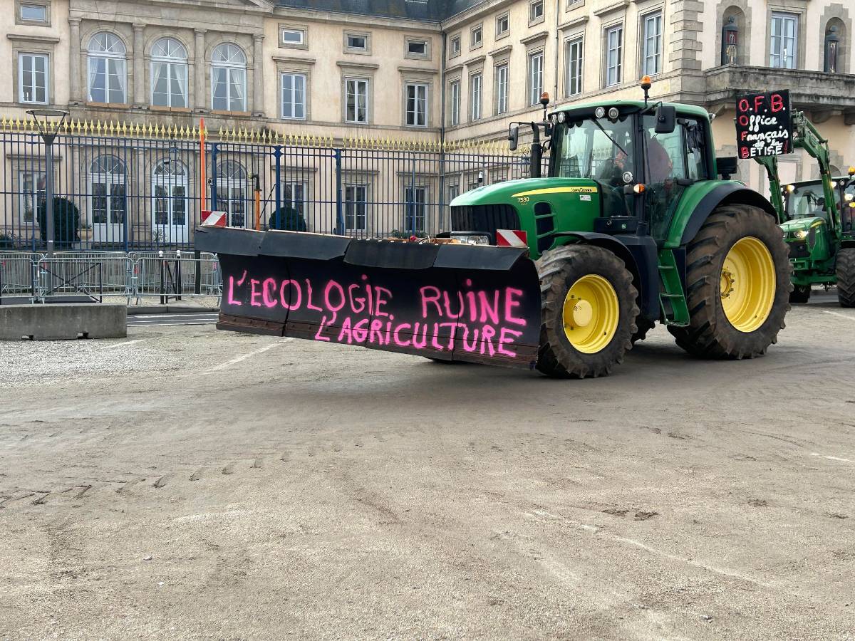 , EN DIRECT &#8211; Colère des agriculteurs : 120 tracteurs, montagne de pneus, RN 88 coupée cet après-midi&#8230; La situation en Haute-Loire