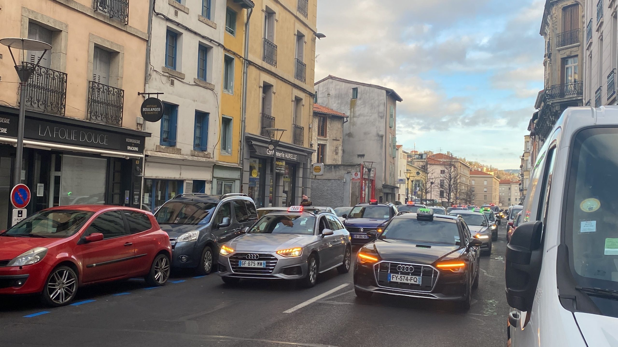 , Grève des taxis : des opérations escargot au Puy-en-Velay ce lundi