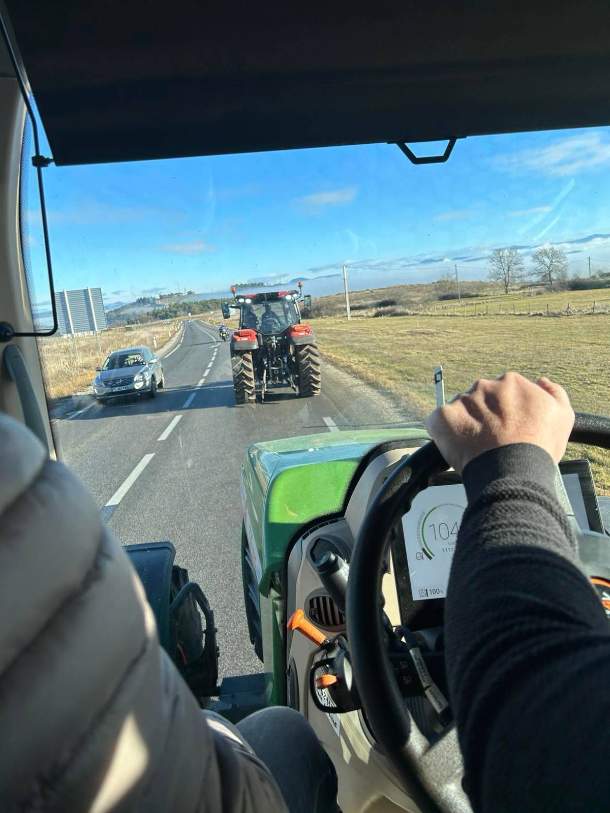 , Mobilisation des agriculteurs en Haute-Loire : 120 tracteurs au Puy-en-Velay, montagnes de pneus, barrages routiers&#8230; Revivez notre direct