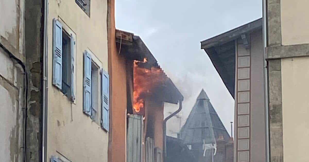 Haute-Loire Un violent incendie en cours dans la vieille ville du Puy-en-Velay