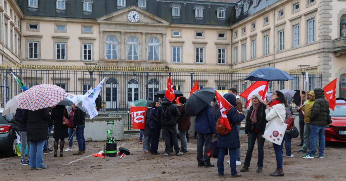 , Haute-Loire Une trentaine d’enseignants manifeste devant la préfecture du Puy-en-Velay