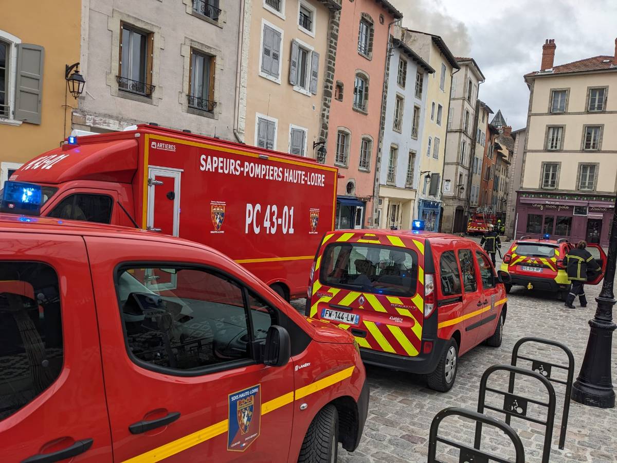 , Incendie en vieille ville, au Puy-en-Velay : trois immeubles touchés, une victime sauvée des flammes