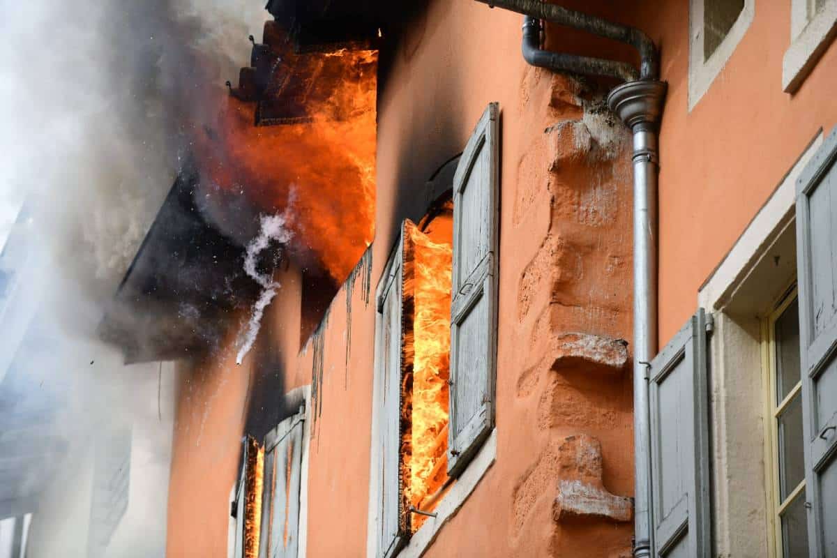 Incendie en vieille ville, au Puy-en-Velay : trois immeubles touchés, une victime sauvée des flammes