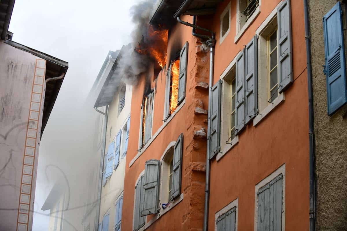 , Le Puy-en-Velay : ce que l&rsquo;on sait du violent incendie qui s&rsquo;est propagé à onze appartements, en vieille ville