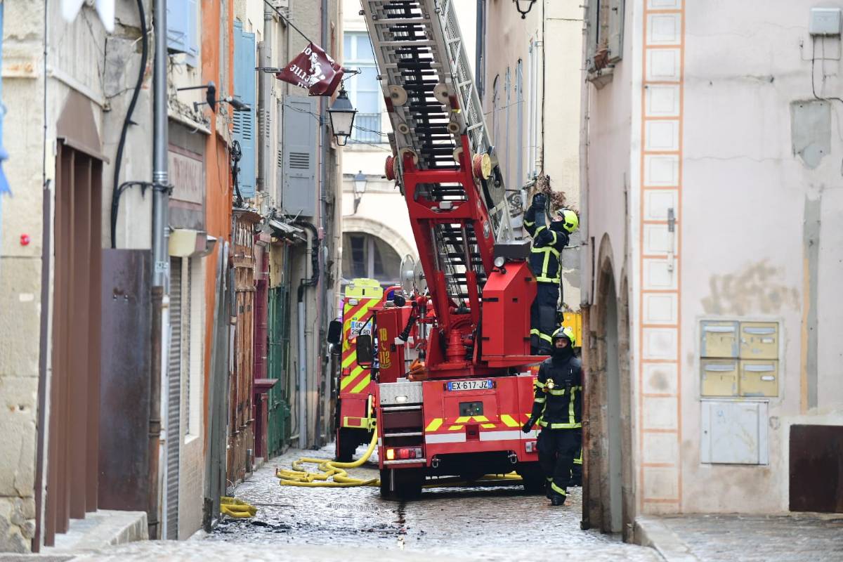 , Le Puy-en-Velay : un immeuble en proie aux flammes en vieille ville, une victime prise en charge par les pompiers