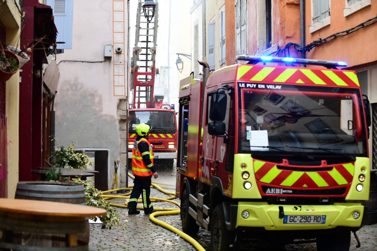 , Le Puy-en-Velay : un immeuble en proie aux flammes en vieille ville, une victime prise en charge par les pompiers