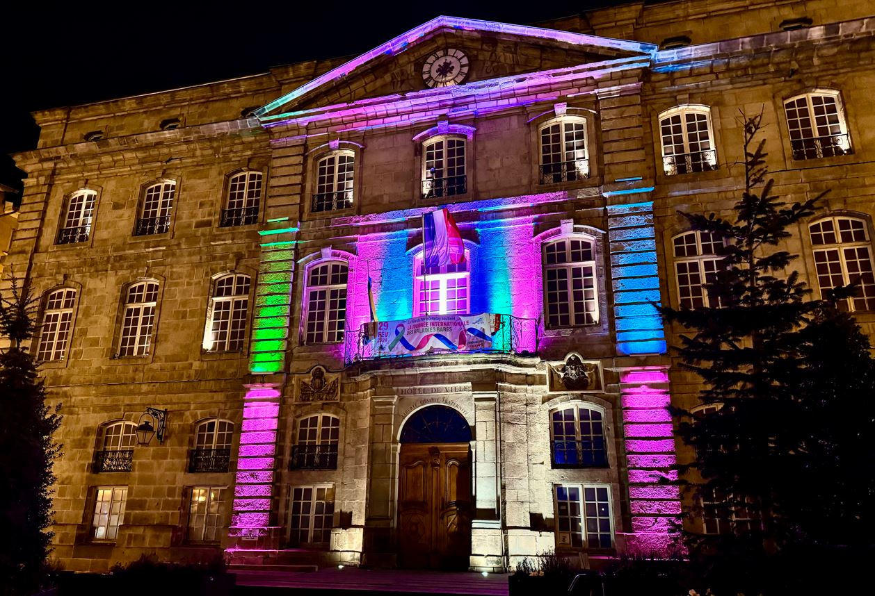 L’Hôtel de Ville du Puy illuminé pour la journée internationale des maladies rares