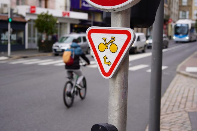 , Au Puy-en-Velay, ce panneau autorise les cyclistes à griller des feux rouges légalement