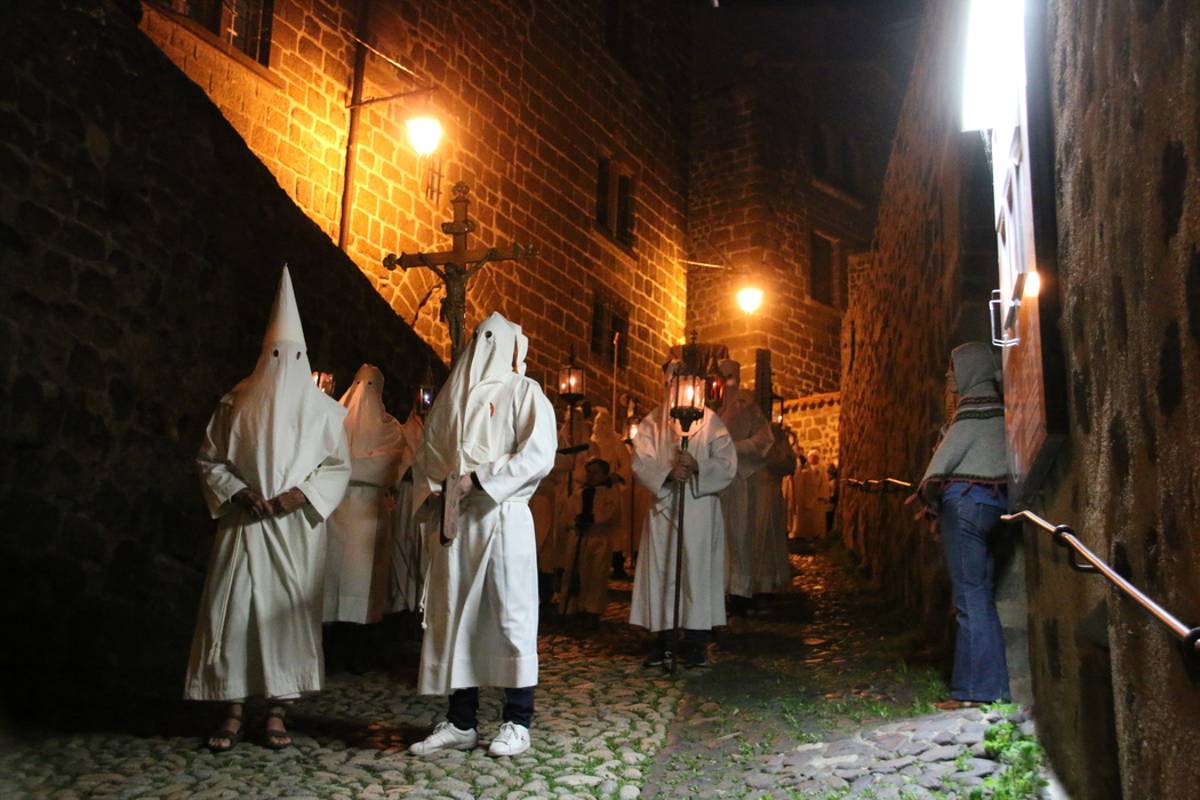 , La procession des pénitents blancs a réuni les fidèles au Puy-en-Velay