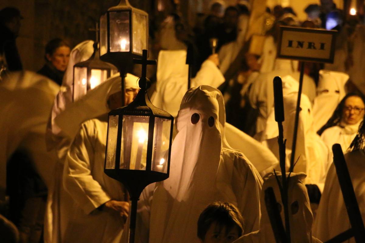 , La procession des pénitents blancs a réuni les fidèles au Puy-en-Velay