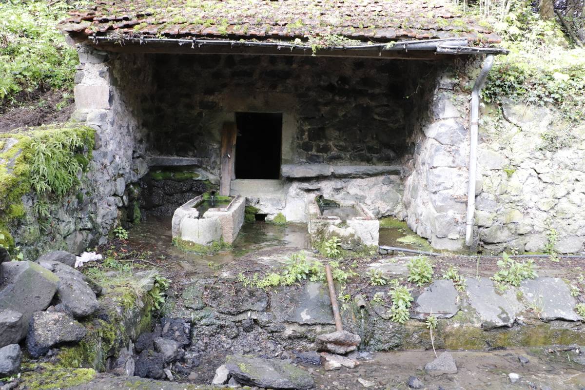 , Le lavoir de Langlade, ce petit joyau brut est en cours de restauration au Puy-en-Velay
