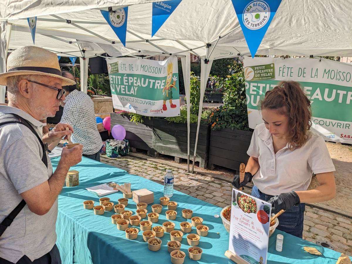 , Le Petit Épeautre du Velay en opération séduction dans les rues du Puy-en-Velay