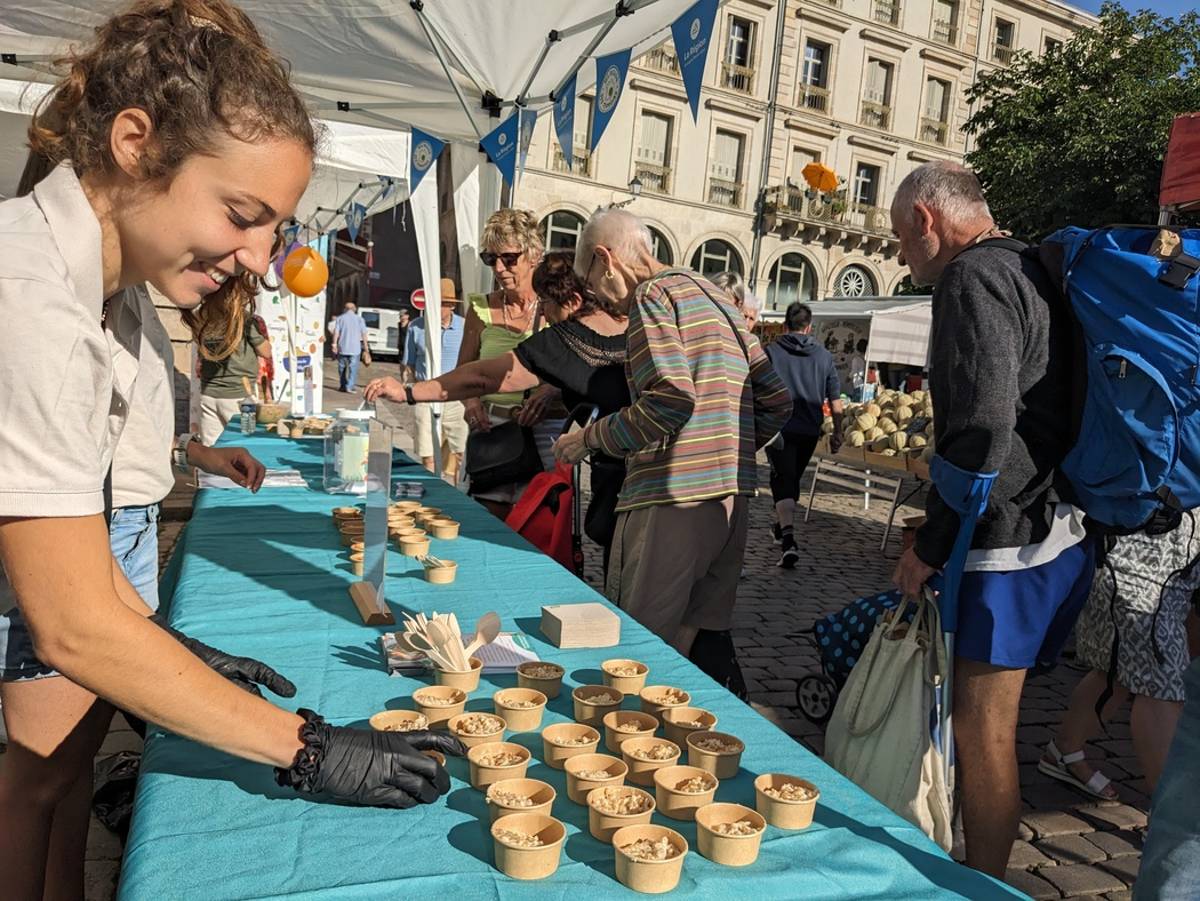, Le Petit Épeautre du Velay en opération séduction dans les rues du Puy-en-Velay