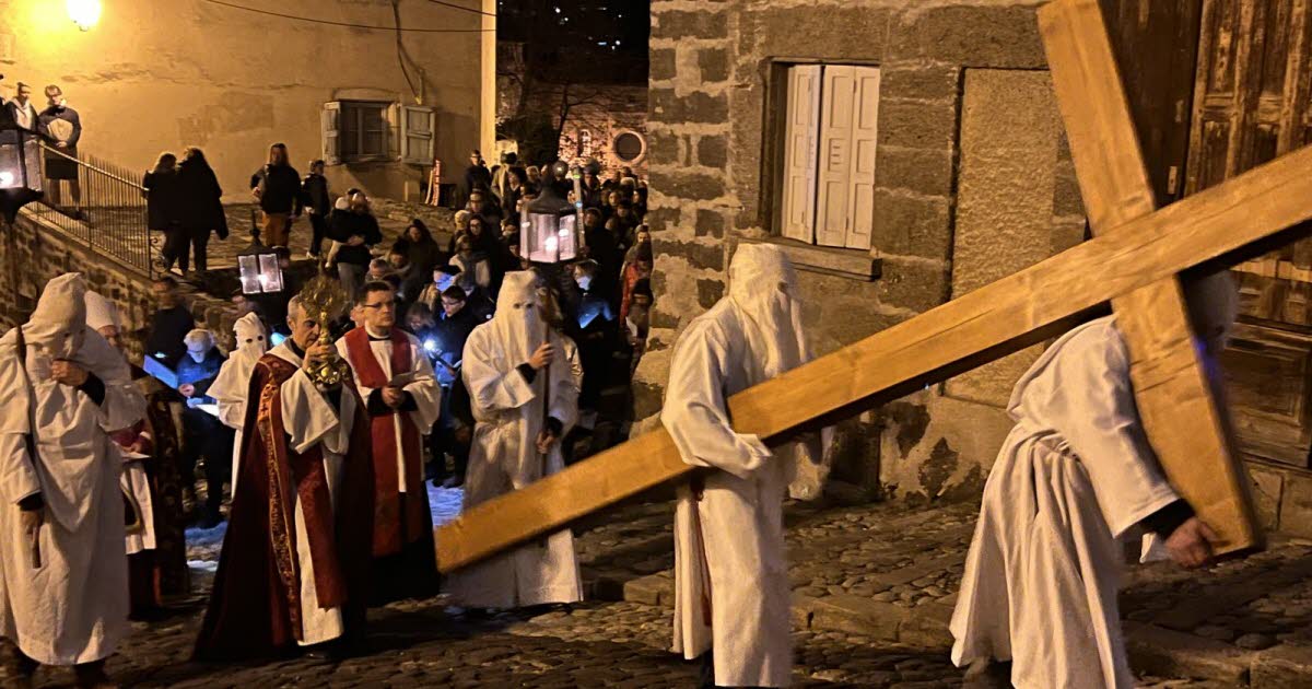 , Haute-Loire Silence, prières et chants pour la procession des Pénitents blancs au Puy-en-Velay