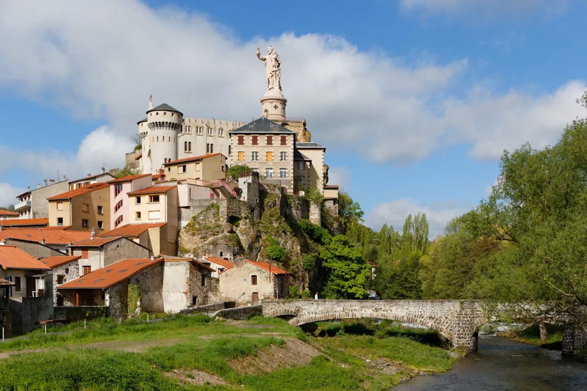 , Un homme a menacé des enfants avec une carabine à plomb à Espaly-Saint-Marcel, une seconde enquête pour « injures racistes » ouverte