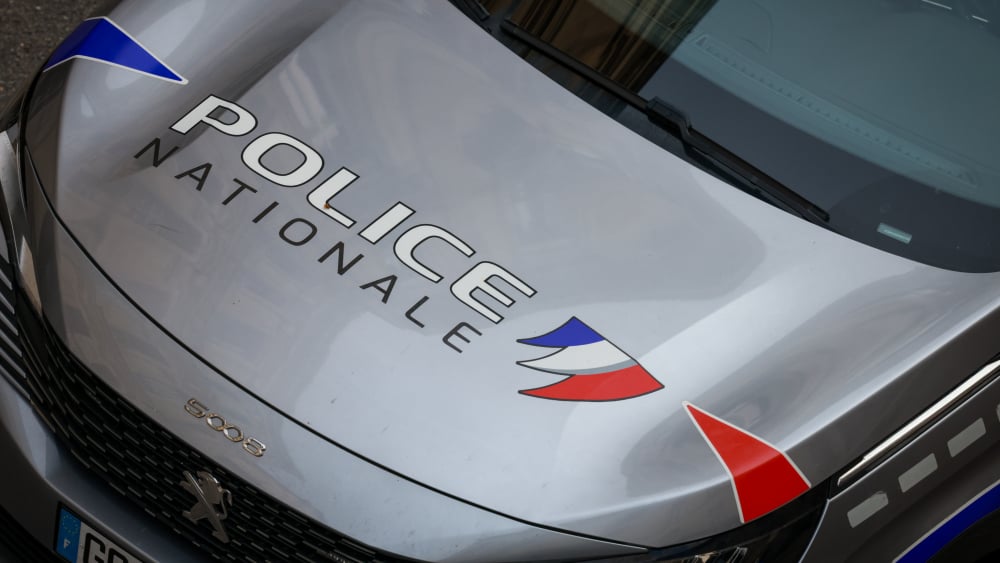 , Un homme tire à la carabine à proximité d’enfants en criant, selon des témoins, « dehors les Noirs et les Arabes »