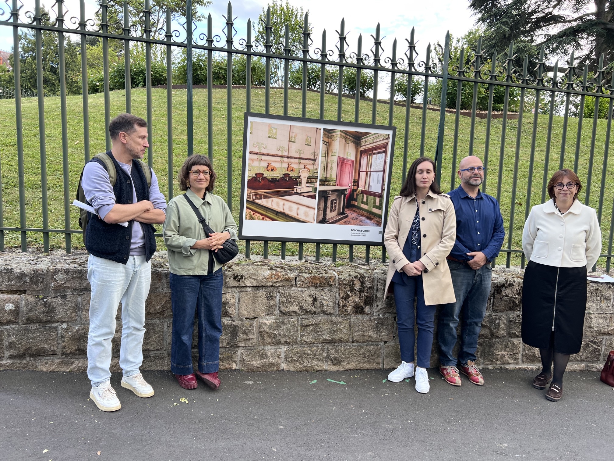 , « À travers la vitrine » : une nouvelle exposition photographique en plein air au Puy