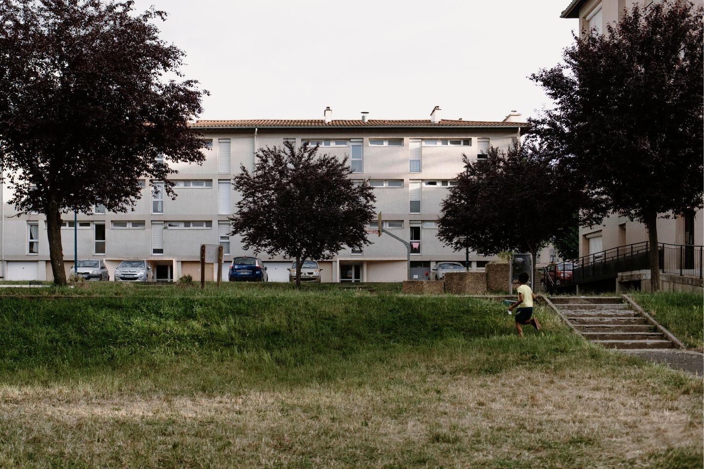 Un enfant joue dans le quartier de l’Arbousset où a eu lieu le tir quelques mois plus tôt.