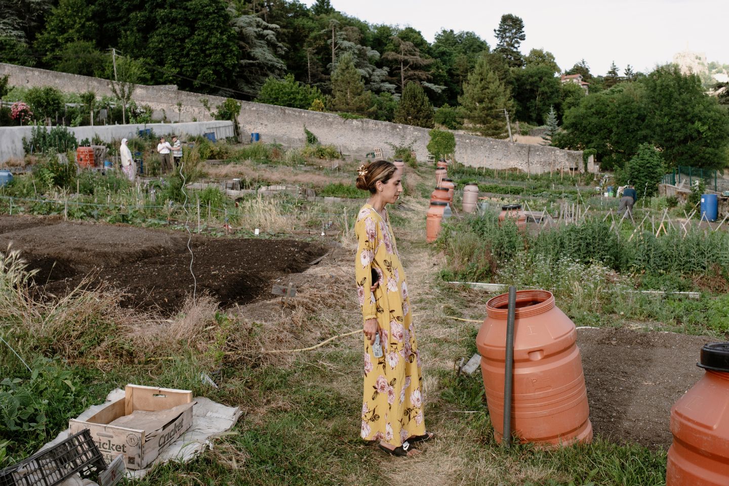 Jamila dans le jardin ouvrier.