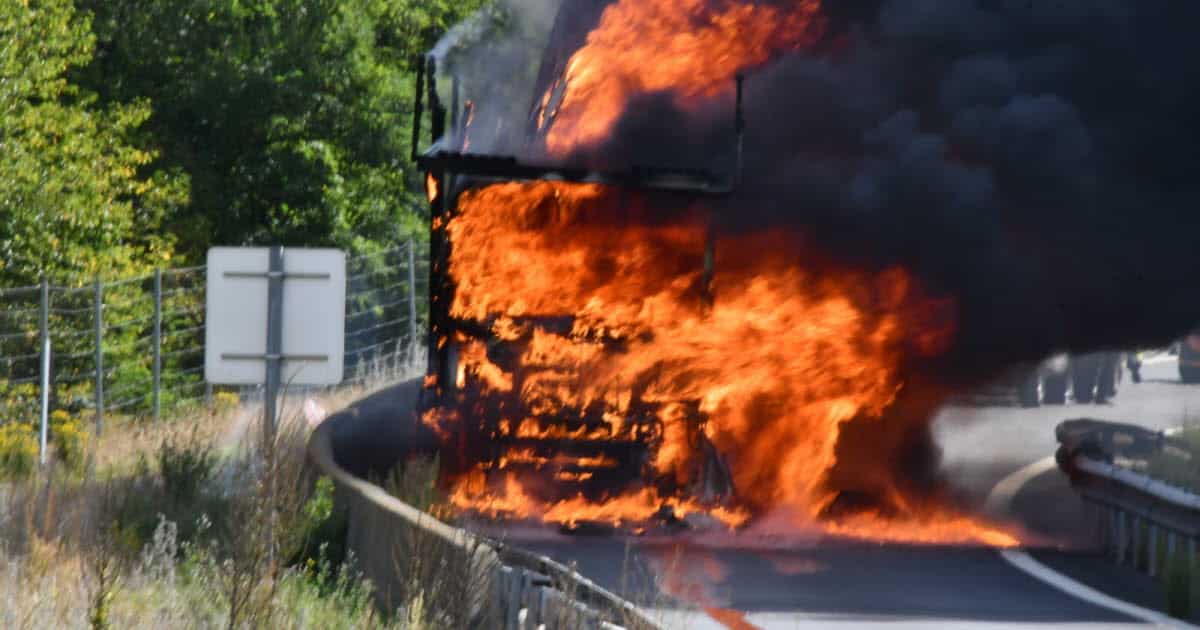 , Haute-Loire Un camion transportant des véhicules en flammes sur la RN88 près du Puy-en-Velay